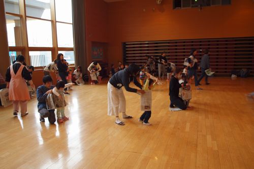 むさし幼稚園ブログ 未就園児教室 ぽっぽ 新聞紙遊び