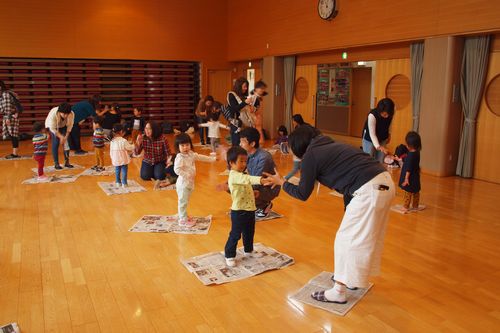 むさし幼稚園ブログ 未就園児教室 ぽっぽ 新聞紙遊び