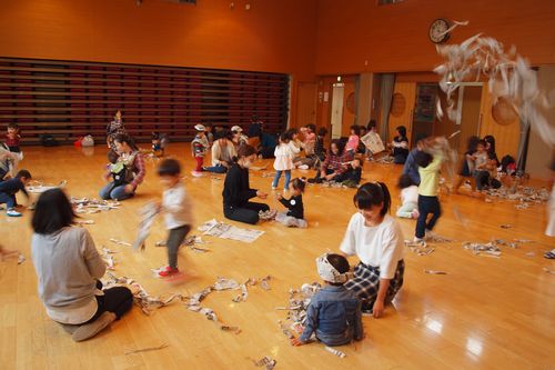 むさし幼稚園ブログ 未就園児教室 ぽっぽ 新聞紙遊び